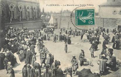 / CPA FRANCE 56 "Ploermel, le marché aux petits Frères"