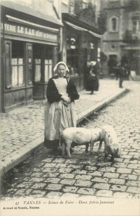 / CPA FRANCE 56 "Vannes, scènes de Foire, deux frère jumeaux"