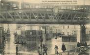 75 Pari    CPA FRANCE 75015 "Paris, Le carrefour Lourmel pendant les inondations de 1910"