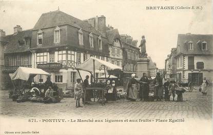 / CPA FRANCE 56 "Pontivy, le marché aux légumes et aux fruits, place Egalité"