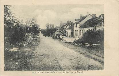 / CPA FRANCE 58 "beaumont La Ferrière, sur la route de la Charité"