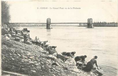 / CPA FRANCE 58 "Cosne, le grand pont vu de la pêcherie" / LAVEUSES