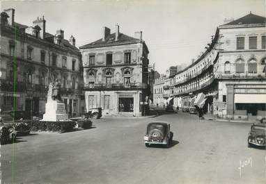 / CPSM FRANCE 72 "Sablé, le monument aux morts et la rue Carnot"