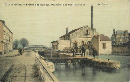 / CPA FRANCE 59 "Landrecies, entrée des écluses, passerelle et pont tournant"