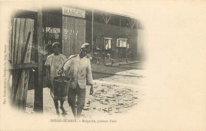 CPA MADAGASCAR / Diégo Suarez, porteur d'eau