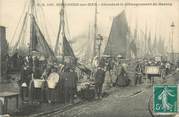 62 Pa De Calai / CPA FRANCE 62 "Boulogne sur Mer, attendant le débarquement du Hareng"