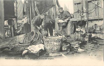 / CPA FRANCE 62 "Boulogne sur Mer, triage du poisson sur le quai"