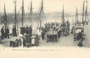 62 Pa De Calai / CPA FRANCE 62 "Boulogne sur Mer, le débarquement du  poisson"