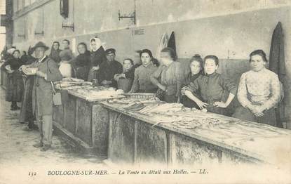 / CPA FRANCE 62 "Boulogne sur Mer, la vente au détail aux Halles"