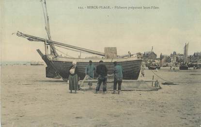 / CPA FRANCE 62 "Berck Plage, pêcheurs préparant leurs filets"