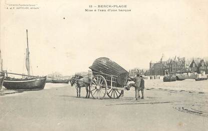 / CPA FRANCE 62 "Berck Plage, mise à l'eau d'une barque"