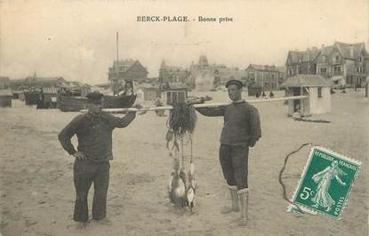 / CPA FRANCE 62 "Berck Plage, bonne prise"