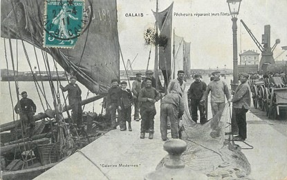 / CPA FRANCE 62 "Calais, pêcheurs réparant leurs filets"