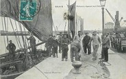 62 Pa De Calai / CPA FRANCE 62 "Calais, pêcheurs réparant leurs filets"