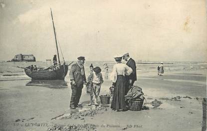 / CPA FRANCE 62 "Le Portel, retour de la pêche, vente du poisson"
