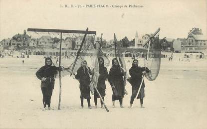 / CPA FRANCE 62 "Paris Plage, groupe de pêcheuses"