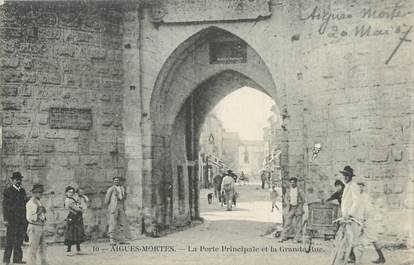 / CPA FRANCE 30 "Aigues Mortes, la porte principale et la grande rue"