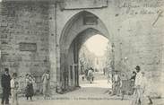 30 Gard / CPA FRANCE 30 "Aigues Mortes, la porte principale et la grande rue"