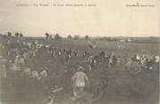 30 Gard / CPA FRANCE 30 "Le Cailar, une ferrade, la foule allant rejoindre la taureau"