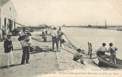 / CPA FRANCE 30 "Le Grau du Roi, pêcheurs embarquant leurs filets pour la pêche au thon"