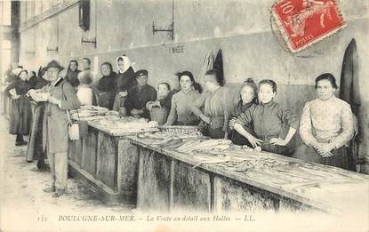 CPA FRANCE 62 "Boulogne sur mer, la vente au détail du poisson aux halles"