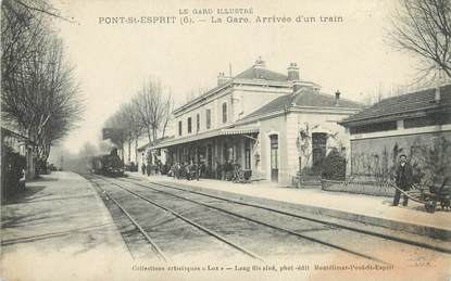 / CPA FRANCE 30 "Pont Saint Esprit, la gare, arrivée d'un train"