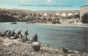 30 Gard / CPA FRANCE 30 "Remoulins, lavandières sur le Gardon au pont du Gard"