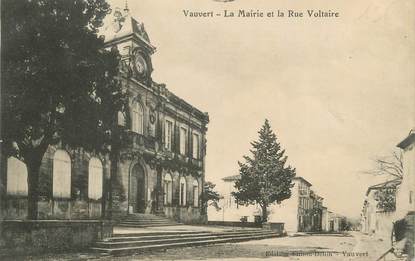/ CPA FRANCE 30 "Vauvert, la mairie et la rue Voltaire"