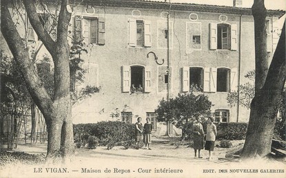 / CPA FRANCE 30 "Le Vigan, maison de repos, cour intérieure"