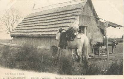 / CPA FRANCE 13 "En Camargue, Mas de l'Amarée, gardian Sellant son cheval"