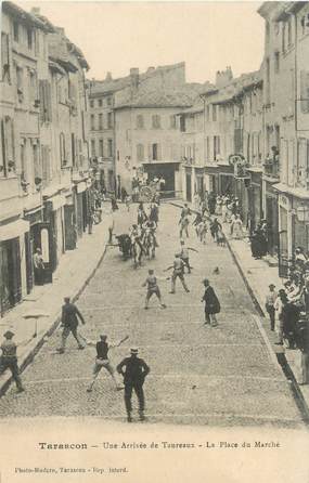 / CPA FRANCE 13 "Tarascon, une arrivée de taureaux, la place du marché"