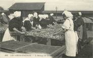 85 Vendee CPA FRANCE 85 "Sables d'Olonne, Le remuage des sardines"