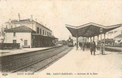 CPA FRANCE 83 "Saint Raphaël, intérieur de la gare" / TRAIN