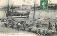 83 Var CPA FRANCE 83 "Saint Raphaël, chargement des bateaux"