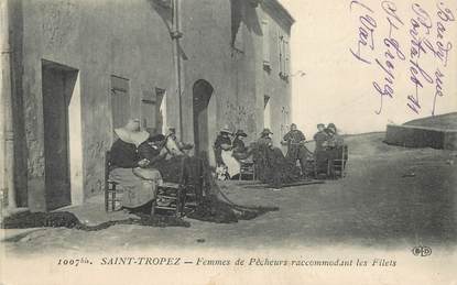 CPA FRANCE 83 "Saint Tropez, Femmes de pêcheurs raccommodant les filets"