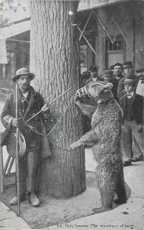   CPA  FRANCE  75 "Paris, Le montreur d'Ours à la Fête foraine"