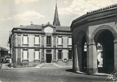 / CPSM FRANCE 31 "Saint Lys, l'hôtel de ville et la Halle"