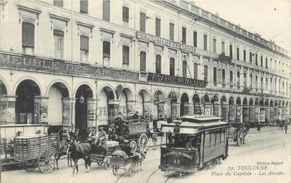 / CPA FRANCE 31 "Toulouse, place du Capitole, les arcades" / TRAMWAY