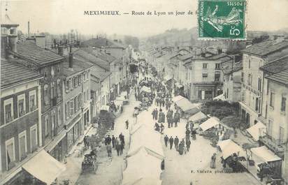 / CPA FRANCE 01 "Meximieux, route de Lyon un jour de fête"