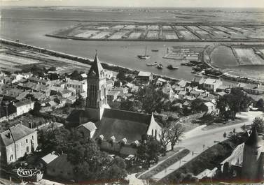 / CPSM FRANCE 85 "Noirmoutier, vue aérienne, l'église et le port"