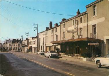 / CPSM FRANCE 85 "Montaigu, hôtel des voyageurs et grande rue"