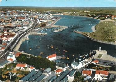 / CPSM FRANCE 85 "Saint Gilles Croix de Vie, vue aérienne sur le port"