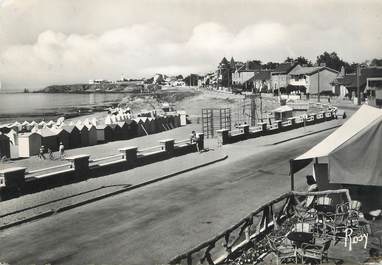 / CPSM FRANCE 85 "Saint Gilles Croix de Vie, la plage, la promenade et les chalets"