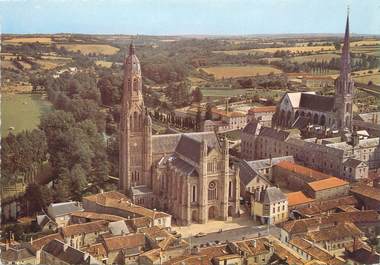 / CPSM FRANCE 85 "Saint Laurent sur Sèvre, la basilique Saint Louis Marie et la chapelle"