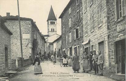 CPA FRANCE 69 "Vaux, rue principale, l’attente du Facteur"