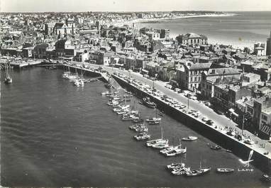 / CPSM FRANCE 85 "Les Sables d'Olonne, le port et la baie"