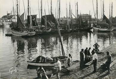 / CPSM FRANCE 85 "Les Sables d'Olonne, débarquement du Thon"