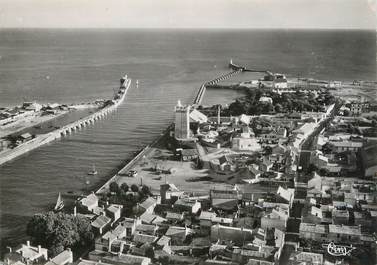 / CPSM FRANCE 85 "Les Sables d'Olonne, l'entrée du port, la tour d'Arundel"