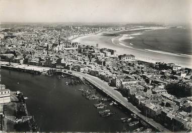 / CPSM FRANCE 85 "Les Sables d'Olonne, vue aérienne du port et de la plage"