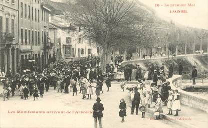 CPA FRANCE 69 "Saint Bel, Les Manifestants arrivant de l'Arbresle, le 1er Mai"